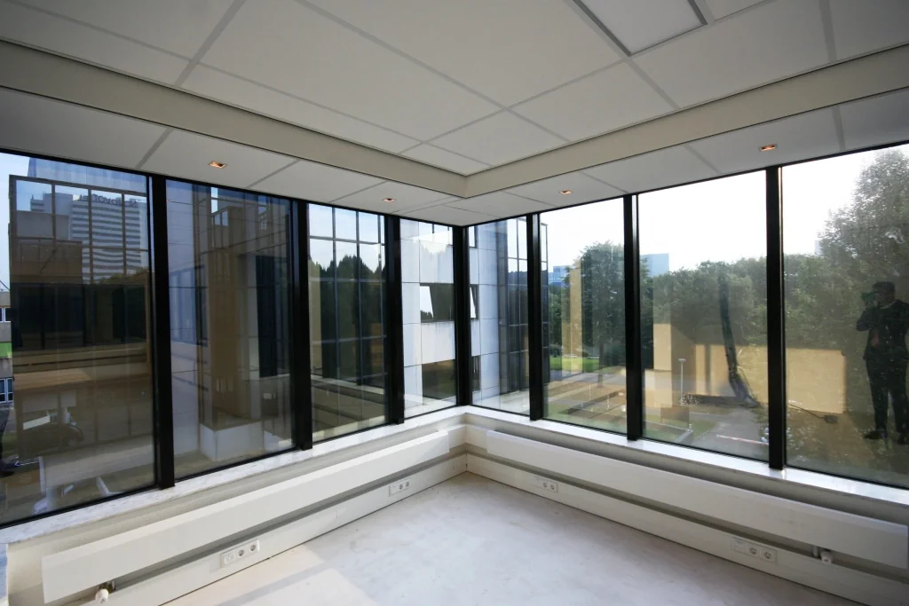 Leeg kantoorruimte met grote hoekramen in een modern kantoorpand aan de Max Euwelaan.